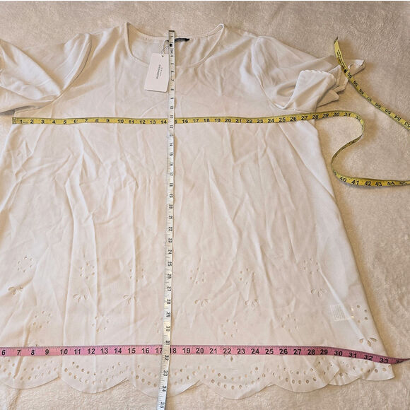 Sz 22/24 BLOOMCHIC Ecru Short Flutter-Sleeve Laser-Cut Eyelet Border Blouse - Picture 2 of 6